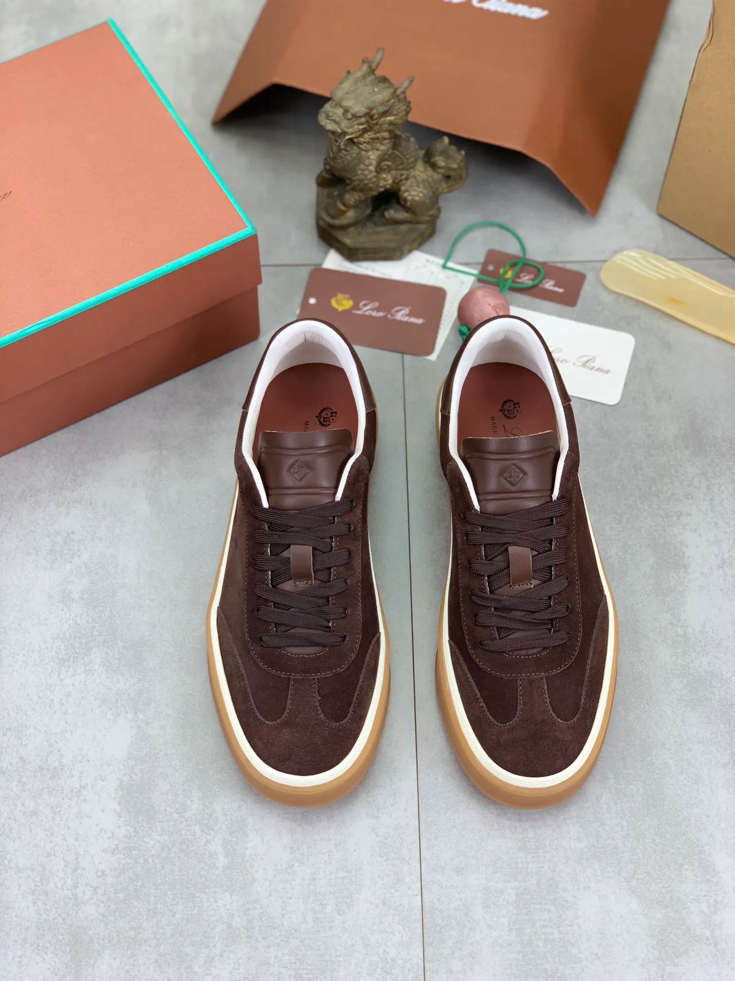 Men's Men's Shoes 💰P540 New 💰High Quality Loro Piana 💯Top Authentic Grade💯Buy the original 1:1 copy💯 Founded the existing Loro Piana company on April 24, 1924. It is now the sixth generation of family business, providing top quality products to customers who are discerning in taste and quality. Imported original fabrics, made of plain calfskin lining. Hand-sewn threads with cowhide feet. Original packaging. Size: 38-45. 7⃣️ colors available.